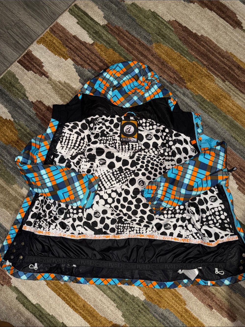Volcom Snowboarding Jacket - Picture 6 of 9